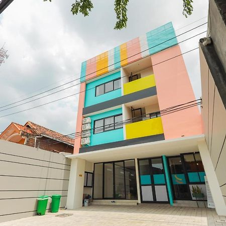 Sans Hotel Clover Ace Surabaya By Reddoorz Eksteriør billede