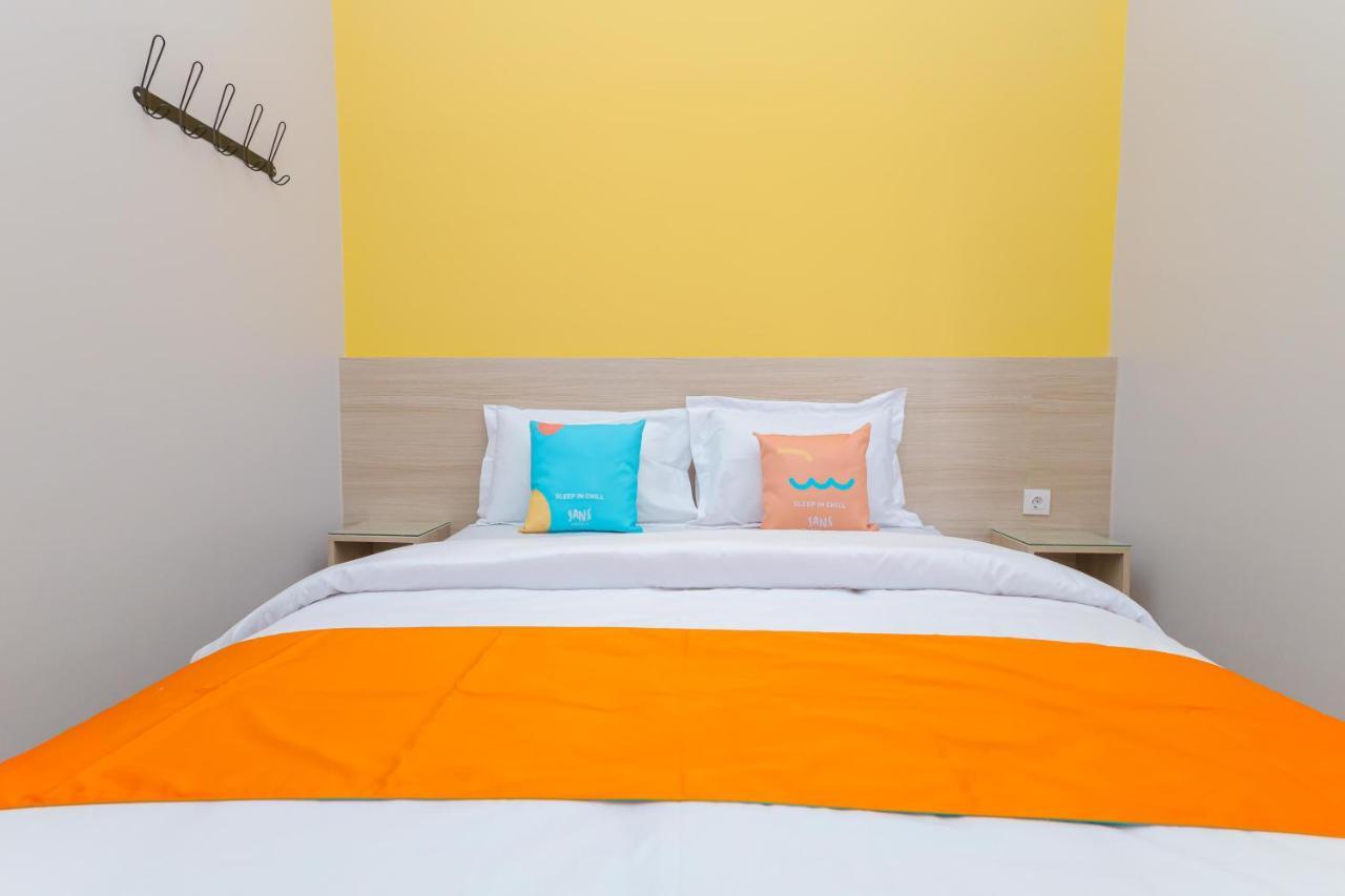 Sans Hotel Clover Ace Surabaya By Reddoorz Eksteriør billede