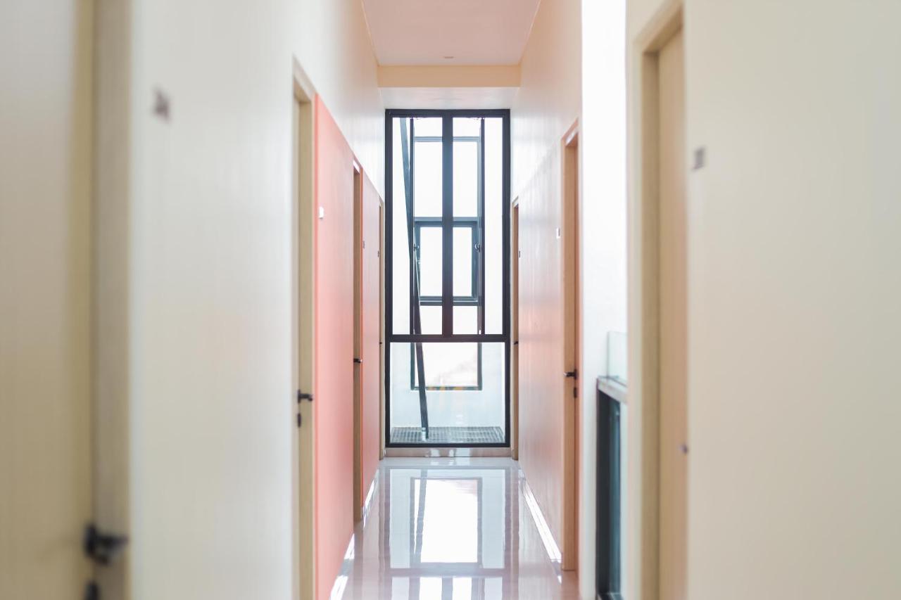 Sans Hotel Clover Ace Surabaya By Reddoorz Eksteriør billede
