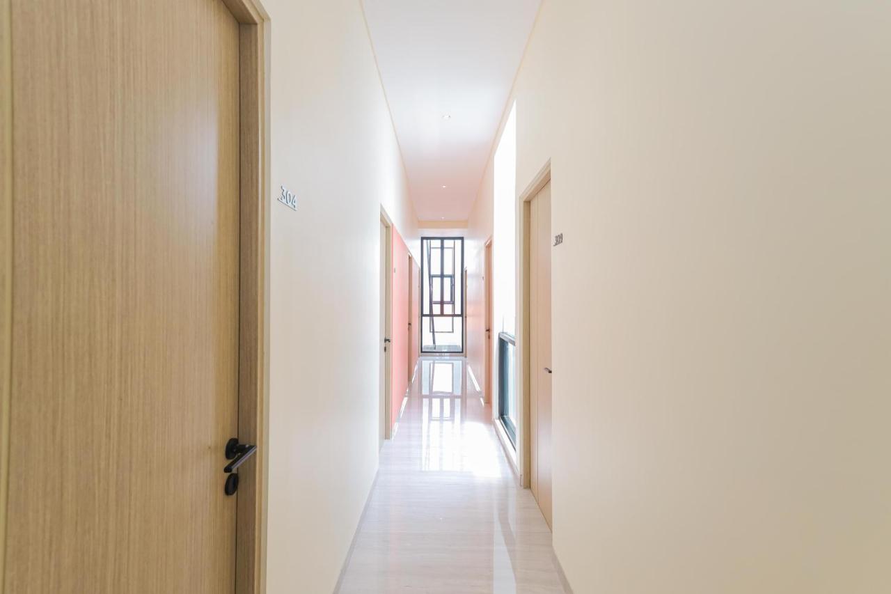 Sans Hotel Clover Ace Surabaya By Reddoorz Eksteriør billede