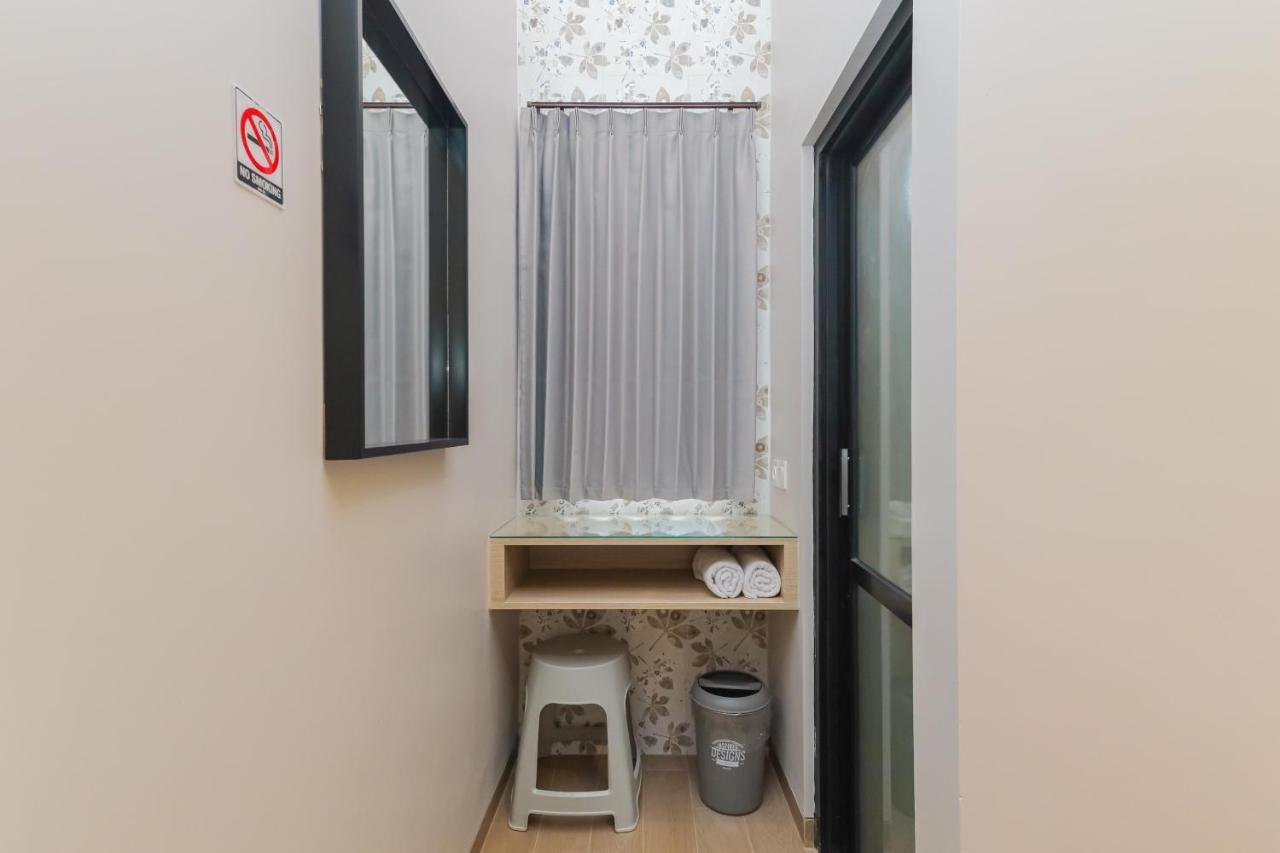 Sans Hotel Clover Ace Surabaya By Reddoorz Eksteriør billede
