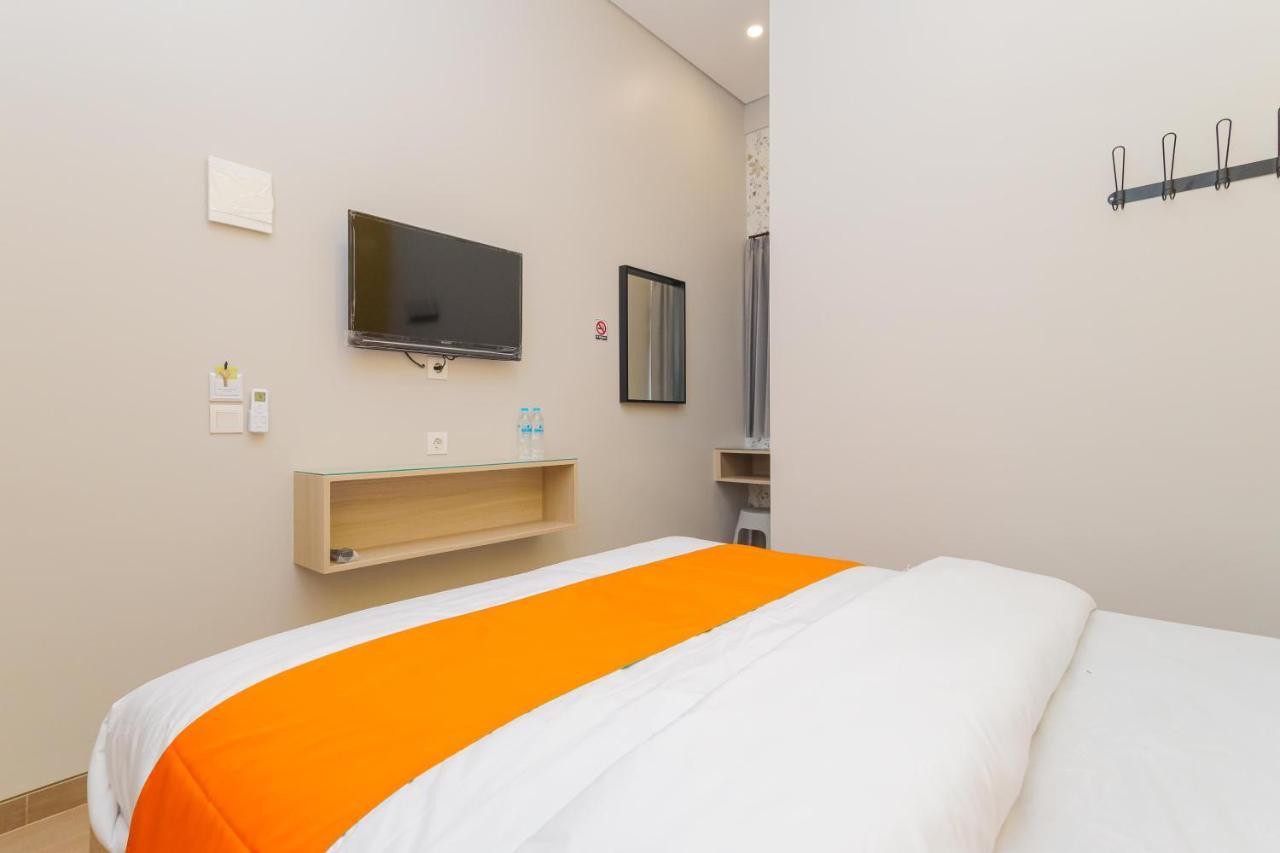 Sans Hotel Clover Ace Surabaya By Reddoorz Eksteriør billede