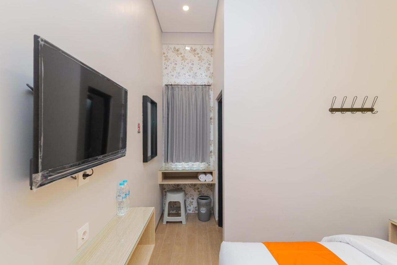 Sans Hotel Clover Ace Surabaya By Reddoorz Eksteriør billede