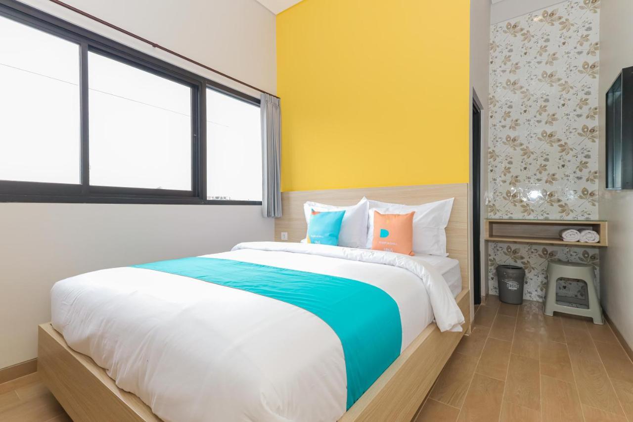 Sans Hotel Clover Ace Surabaya By Reddoorz Eksteriør billede