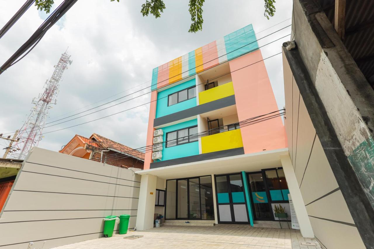Sans Hotel Clover Ace Surabaya By Reddoorz Eksteriør billede