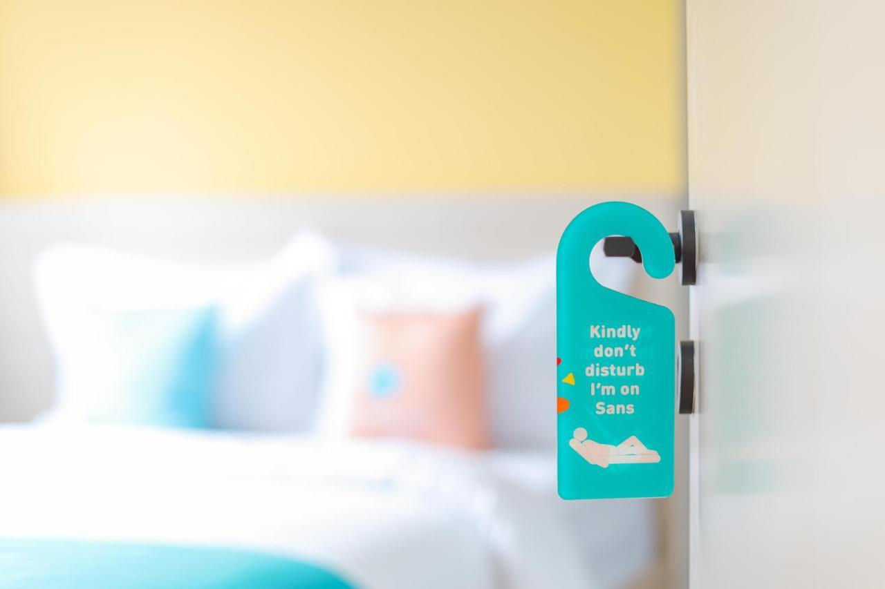 Sans Hotel Clover Ace Surabaya By Reddoorz Eksteriør billede