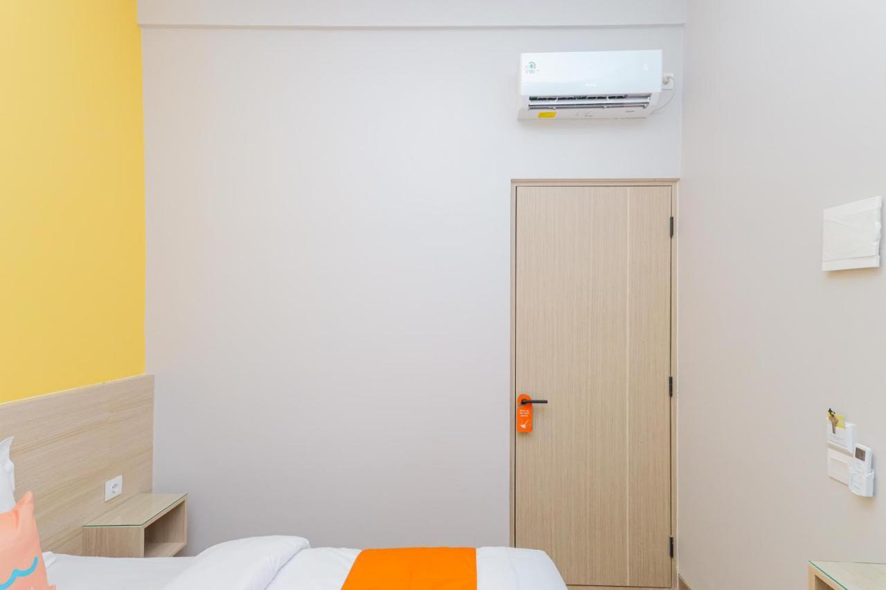 Sans Hotel Clover Ace Surabaya By Reddoorz Eksteriør billede