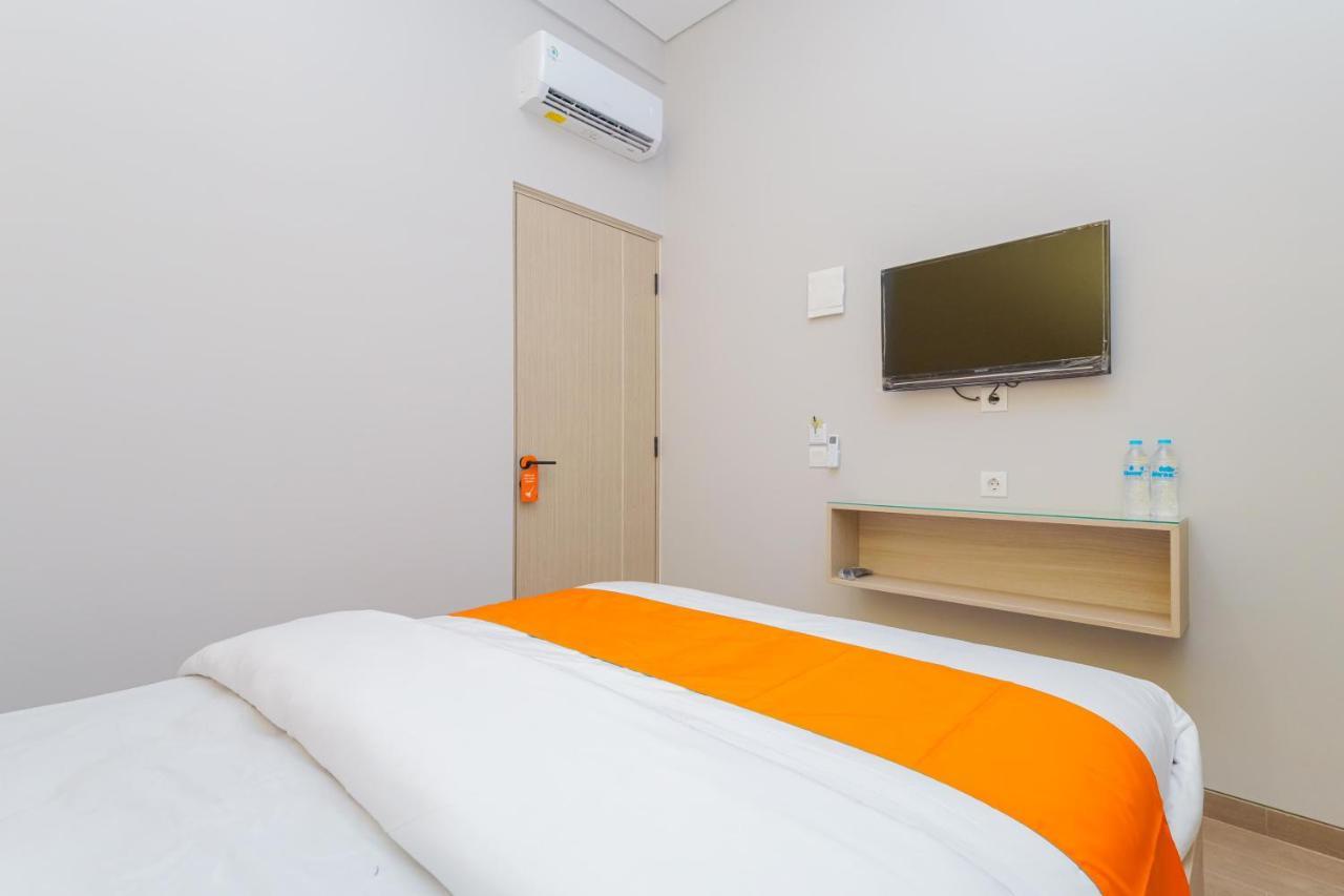 Sans Hotel Clover Ace Surabaya By Reddoorz Eksteriør billede
