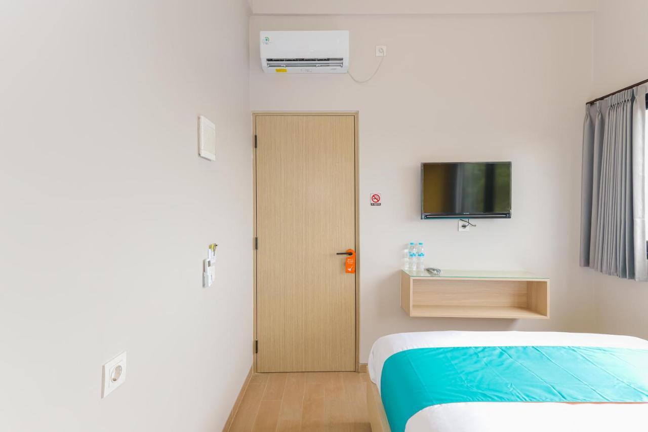 Sans Hotel Clover Ace Surabaya By Reddoorz Eksteriør billede